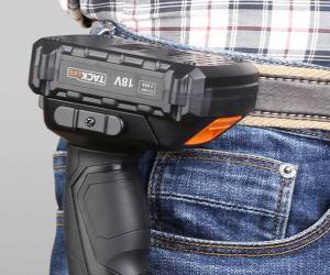 Tacklife Akku-Schlagbohrmaschine mit Gürtelclip an einer Jeans befestigt