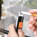Das USB-Feuerzeug Tacklife EL Y03 beim Zigaretten anzünden