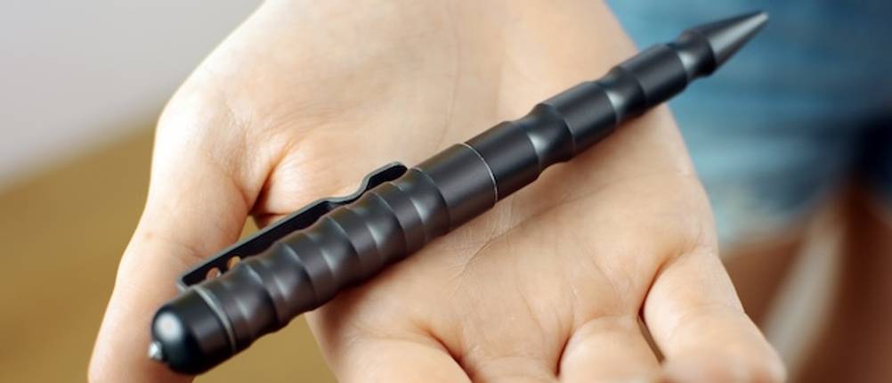 Tactical-Pen-Test: In einer Damenhand liegt ein schwarzer Tactical-Pen in Nahaufnahme.