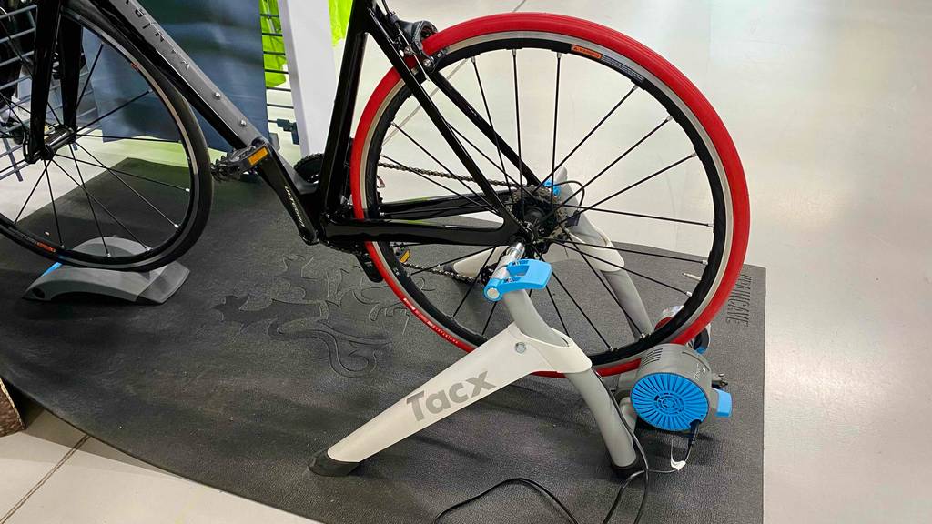 Rollentrainer getestet: Seitenansicht des Rollentrainers.