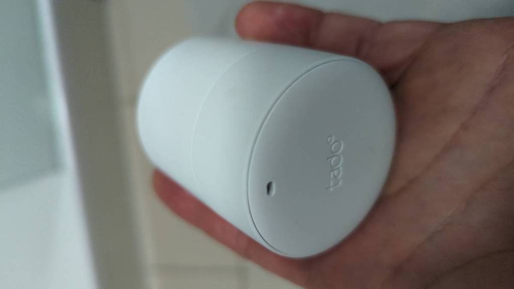 Weißes Tado Smart-Home-Thermostat im Test in einer Hand.