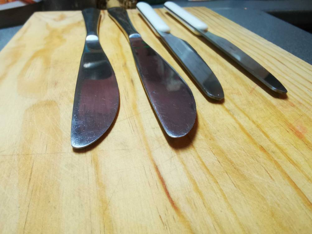 Tafelmesser im Test: Nahaufnahme der Messerklingen.