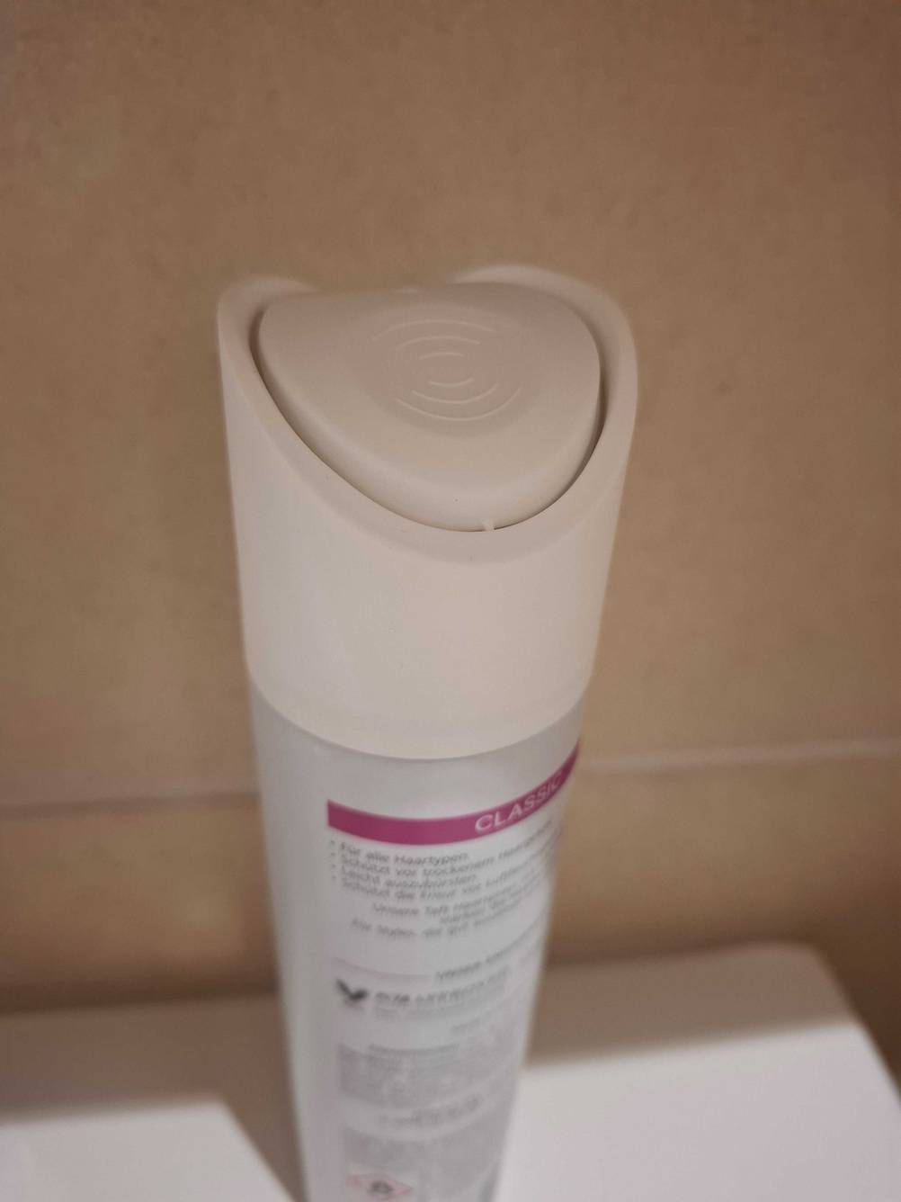 Taft-Haarspray getestet: Nahaufnahme des Druckknopf zur Bedienung.