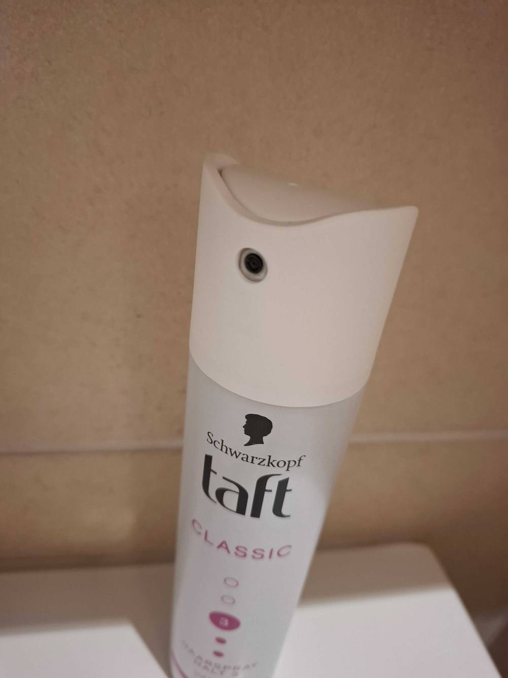 Taft-Haarspray-Test: Nahaufnahme des Sprühkopfes von vorne.