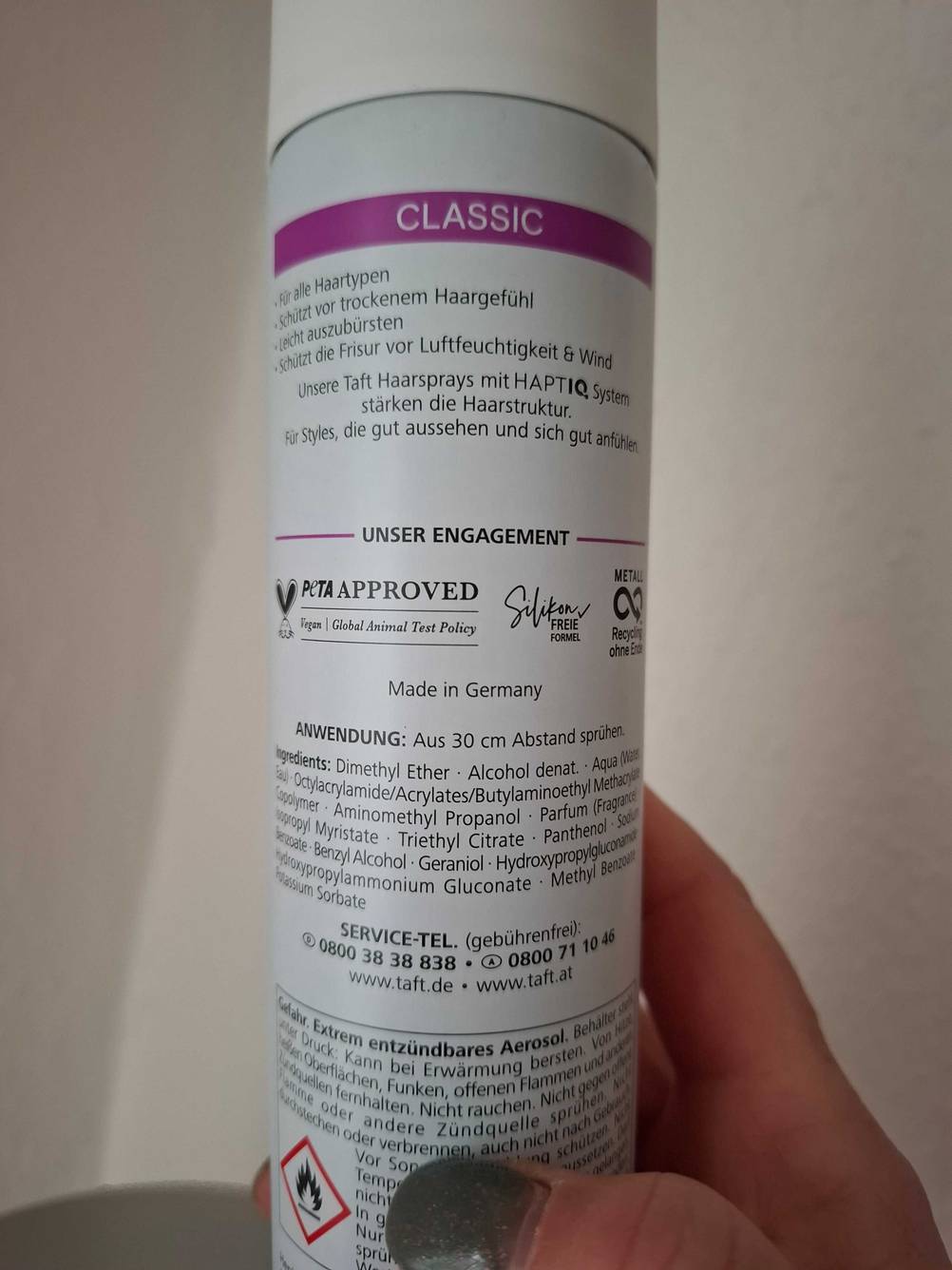 Taft-Haarspray im Test: Nahaufnahme der Rückseite mit Informationen zur Anwendung.