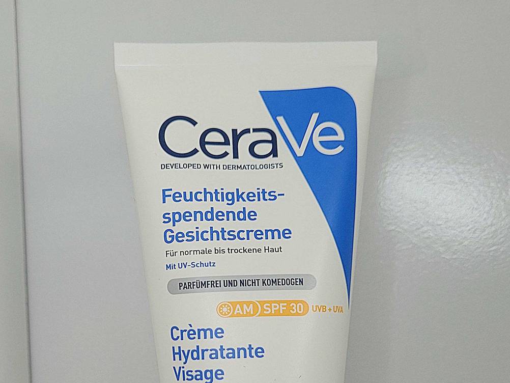 Nahaufnahme der Vorderseite der Tube der Tagescreme mit LSF im Test mit Informationen.