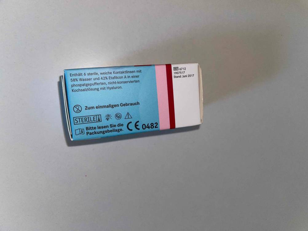 Eine Packung der getesteten Tageslinsen von der Seite mit Informationen.