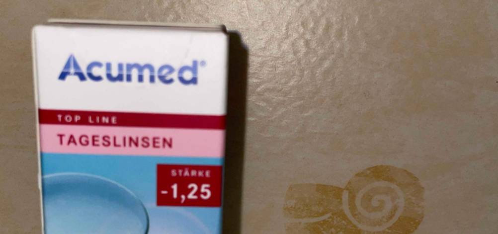 Nahaufnahme der Vorderseite der Packung der Tageslinsen im Test mit Logo.