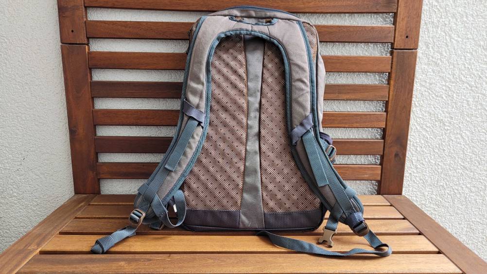 Getestet: Rückseite eines Tagesrucksacks auf einer Holzbank.