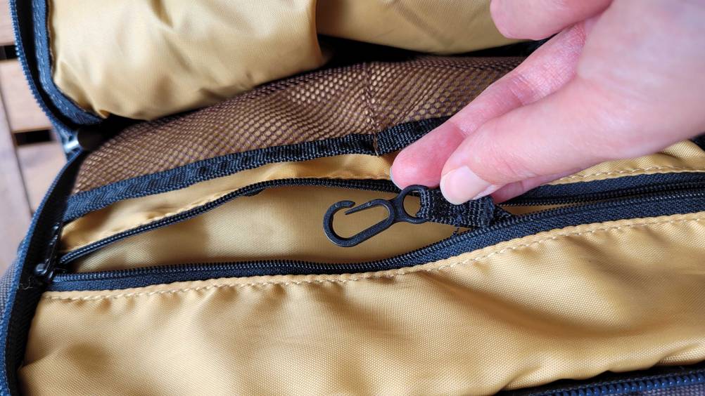 Tagesrucksack-Test: Nahaufnahme eines Hackens im Inneren einer Reisverschlusstasche.