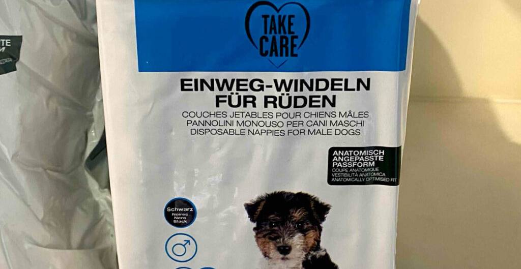 Hundewindeln im Test: Detailansicht einer Kunststoff-Verpackung mit Einweg-Windeln für Rüden.