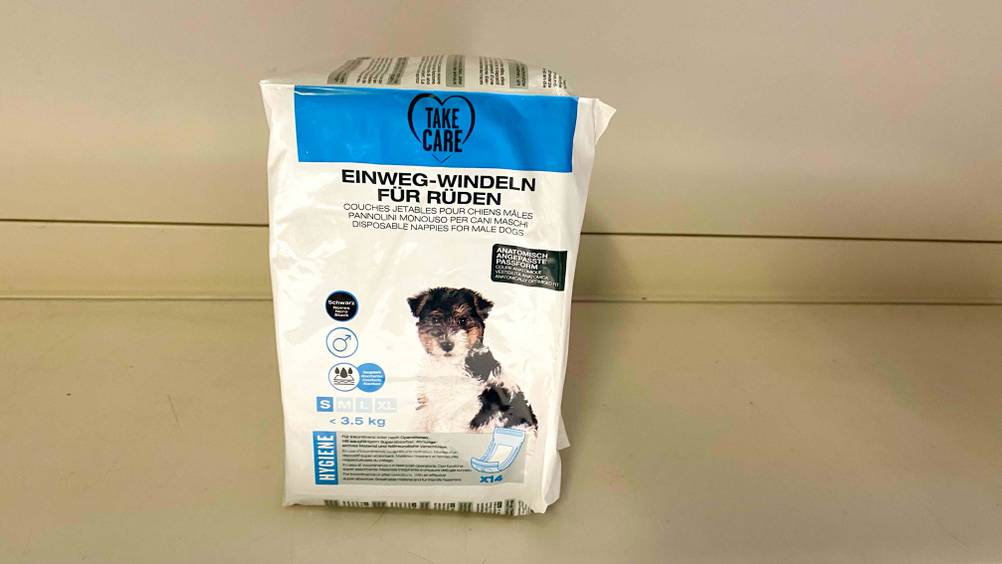 Im Test: Eine Packung Hundewindeln von der Seite in einem weißen Regal.