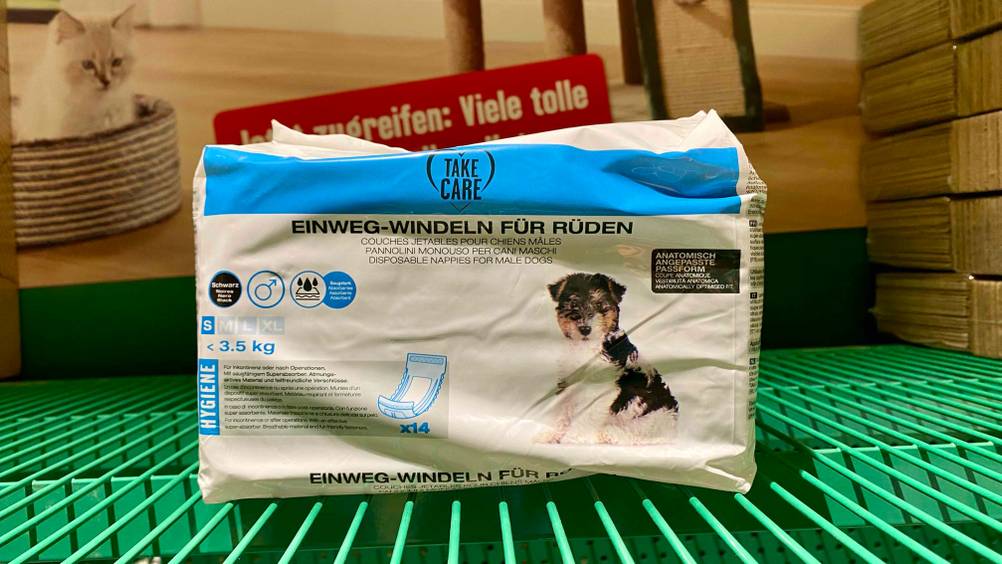 Hundewindeln getestet: Eine Packung von vorne mit Informationen auf einem grünen Gitter.