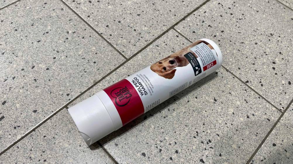 Welpen-Shampoo von Take-Care im Test: Shampoo liegt auf Fliesenboden.