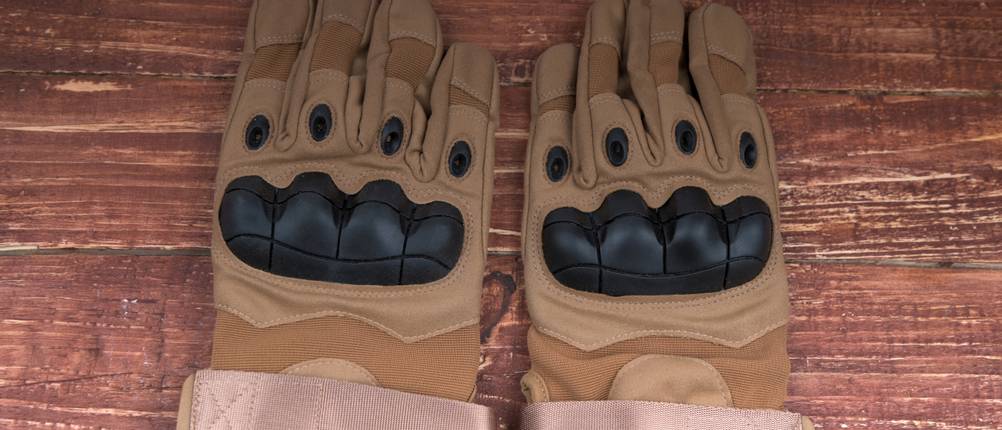 Taktische Handschuhe im Test: braune Handschuhe auf einer hölzernen Oberfläche.