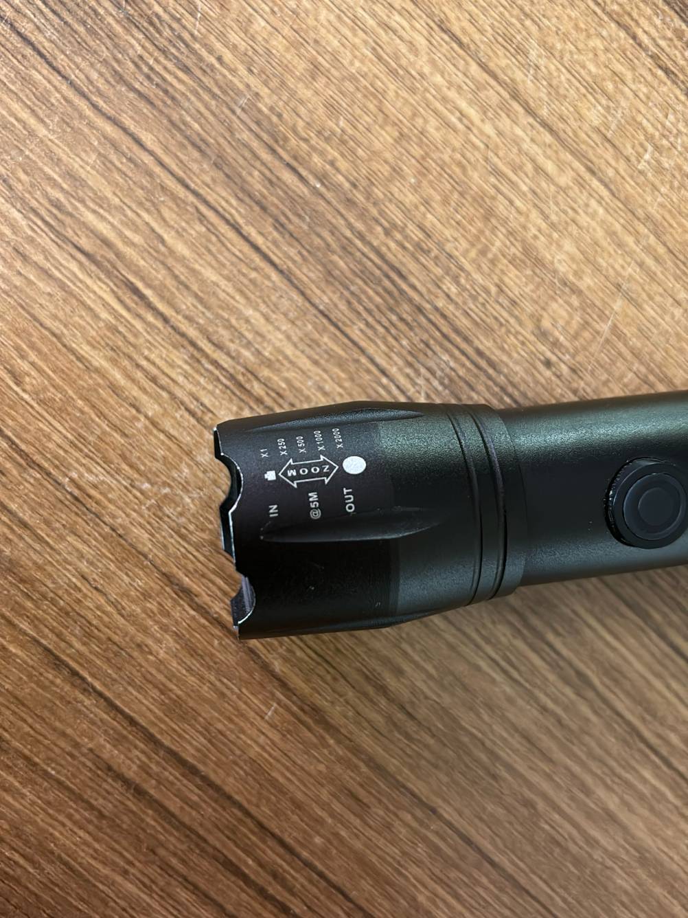 Detailansicht der Einstellmöglichkeiten einer getesteten taktischen Taschenlampe.