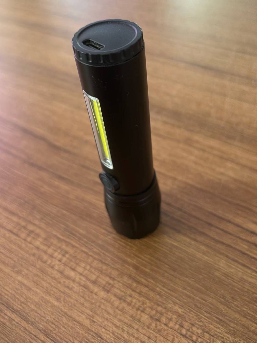 An der Unterseite einer getesteten taktischen Taschenlampe ist die Ladebuchse.