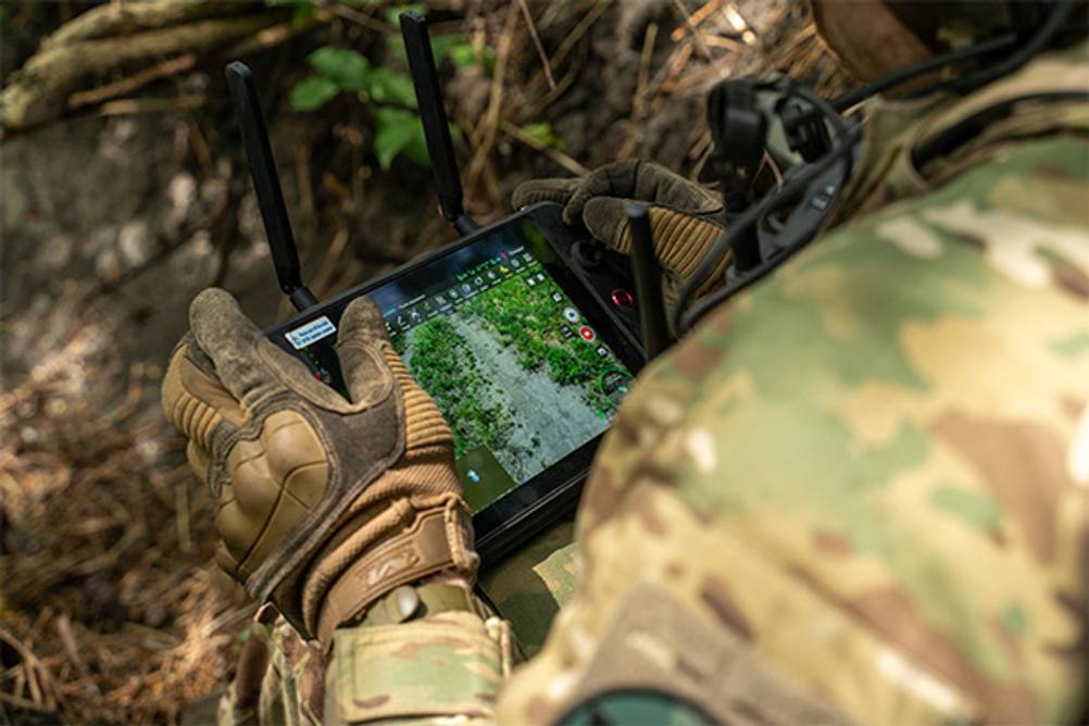 Taktische Handschuhe im Test: Ein Bundeswehr-Soldat mit taktischen Handschuhen sowie ein Monitor.