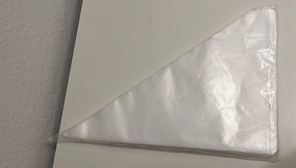 Im Test: Spritzbeutel in transparenter Ausführung und Verpackung auf weißem Untergrund.