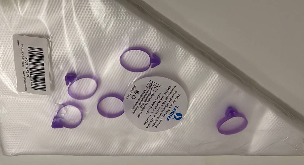 Durchsichtige Takuza Spritzbeutel im Test in einer transparenten Verpackung inklusive violettfarbenen Pressringen.