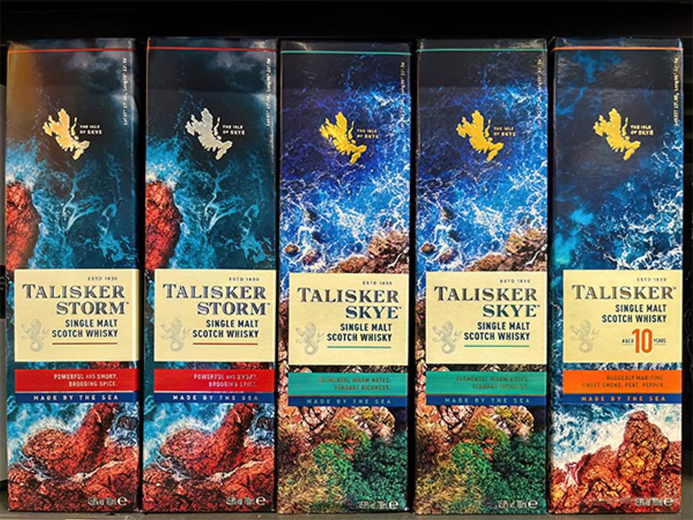 Talisker im Test: Verschiedene Talisker-Sorten wie der Storm, Skye und 10 Jahre in ihren Geschenkverpackungen.