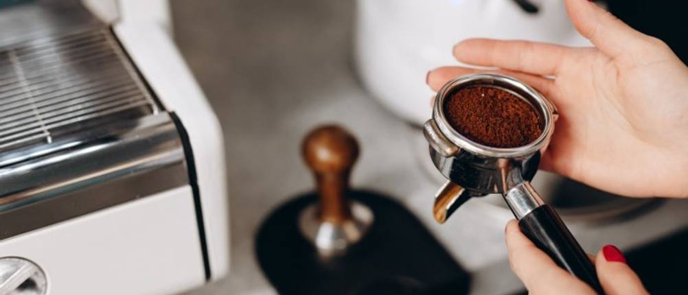 Tamper 51mm im Test: Tamper steht vor einer Tamperstation.