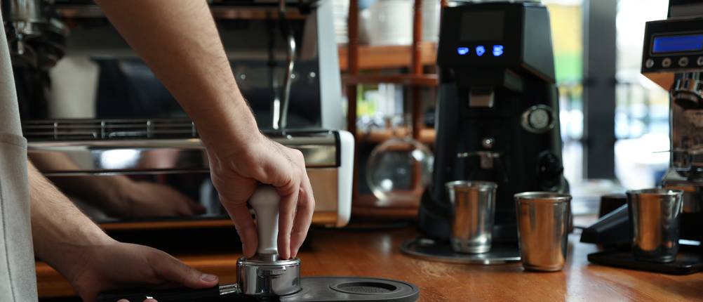Tampermatte-Test: Barista nutzt eine Tampermatte.