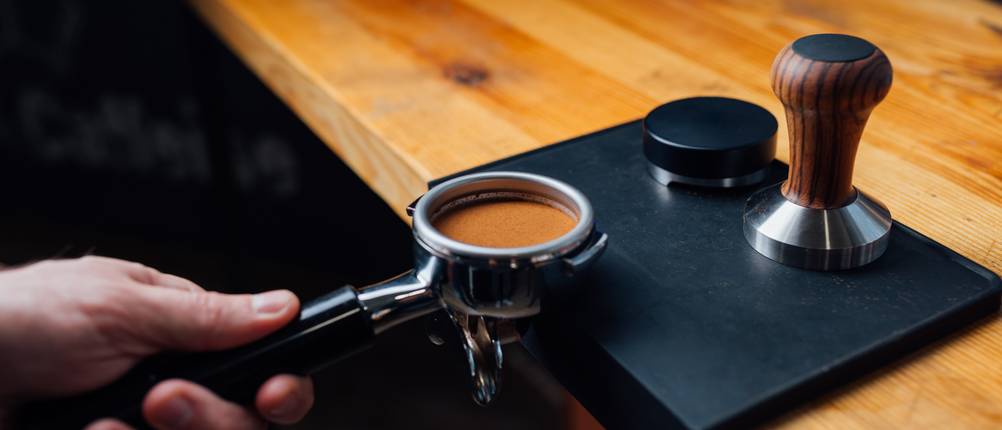 Tampermatte-Test: Nahaufnahme einer Tampermatte auf einem Holztisch, die verwendet wird. 
