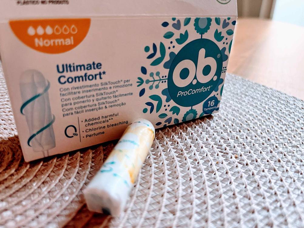 Ein getesteter Tampon liegt vor seiner Verpackung.