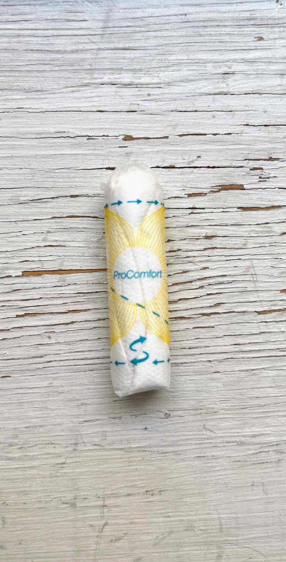 Ein Tampon im Test auf einer Holzfläche.