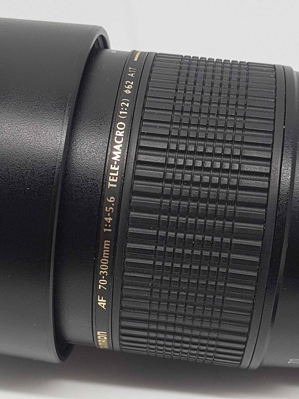 Getestet: Nahaufnahme der Beschriftung am Zoomring eines Tamron-Objektivs.