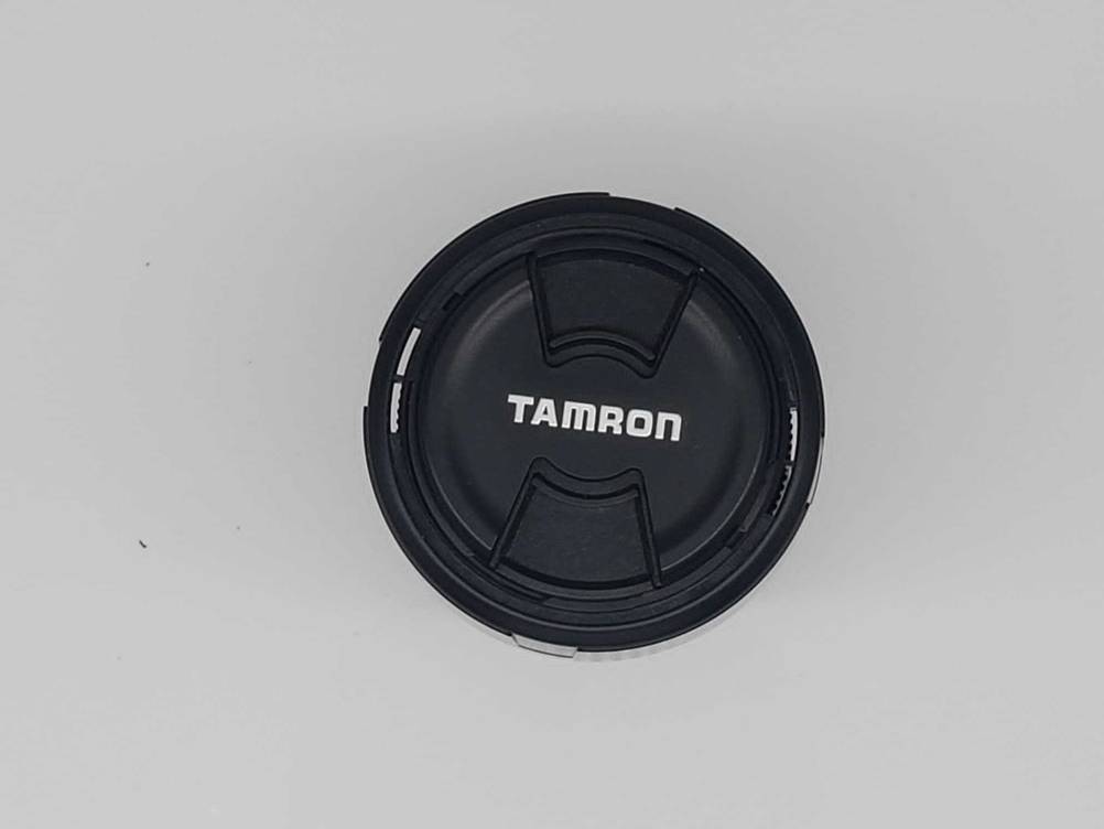 Ein getestetes Tamron-Objektiv von oben mit Objektivdeckel.