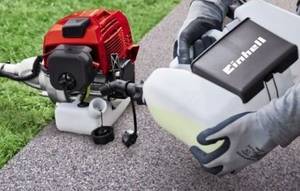 Hier wird der Motor eines Geräts von Einhell mit Benzin befüllt.