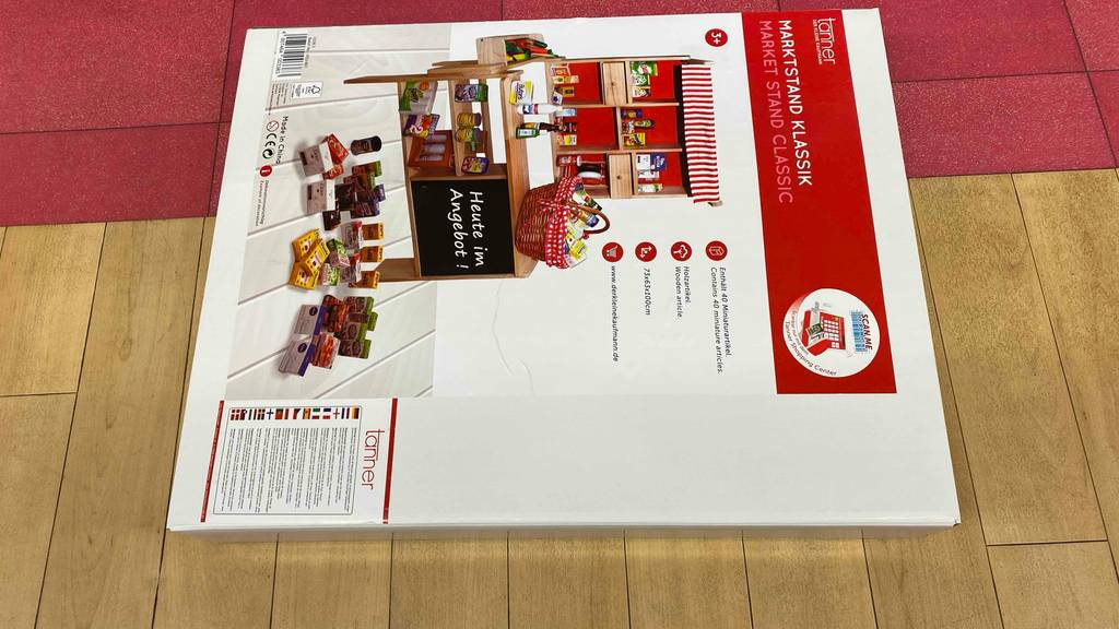 Kaufladen-Test: ein Klassik-Marktstand von Tanner steht in seiner Verpackung auf einem Boden.