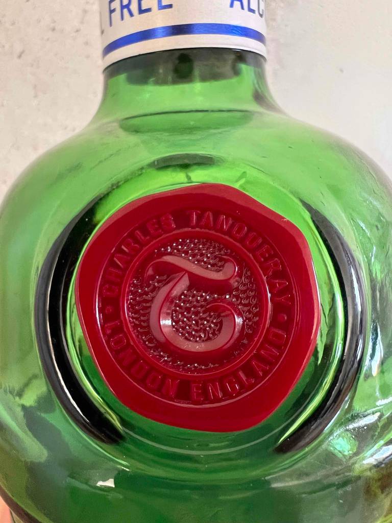 Im Test: Detailaufnahme des Wachslabels an einer Flasche alkoholfreien Gins.