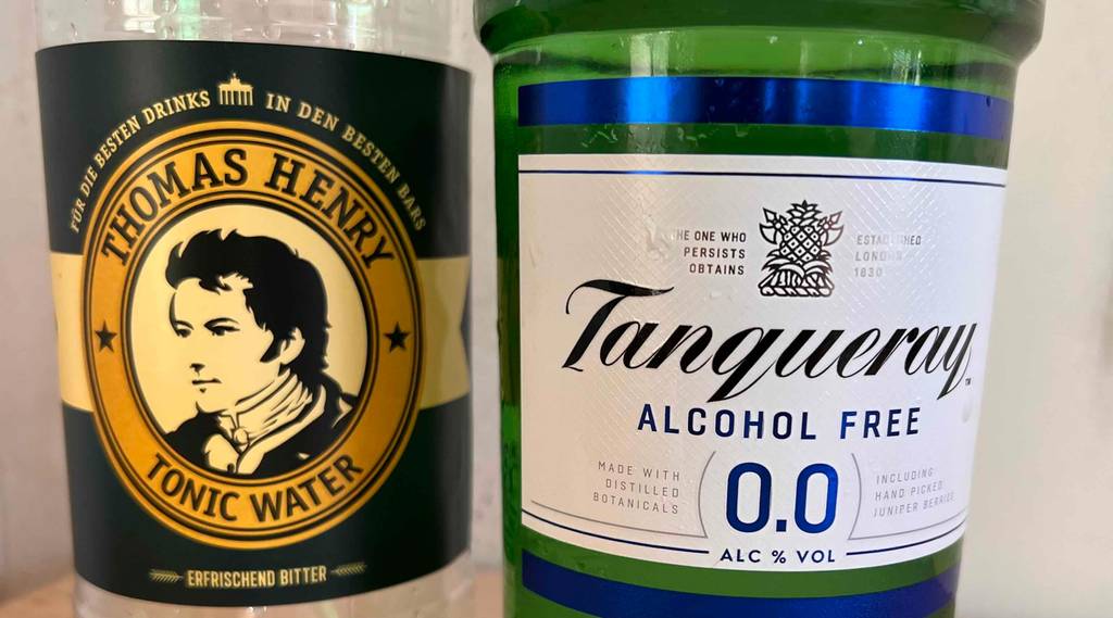 Alkoholfreier Gin getestet: Nahaufnahme auf das Label einer Flasche neben einer Flasche Tonic Water.