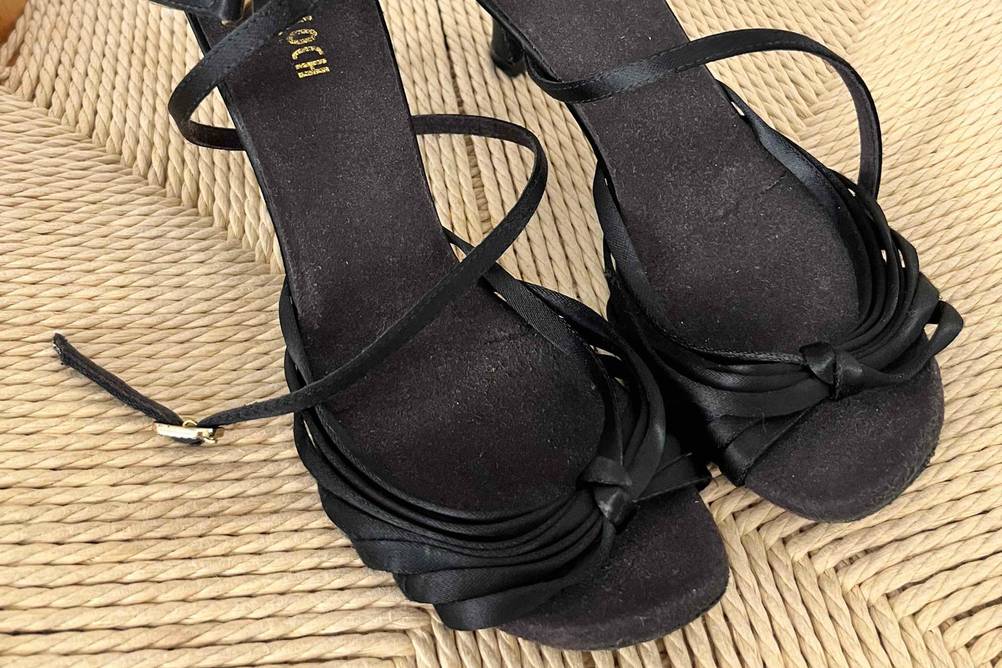 Tanzschuhe-Test: Tanzschuhe in Holzregal.