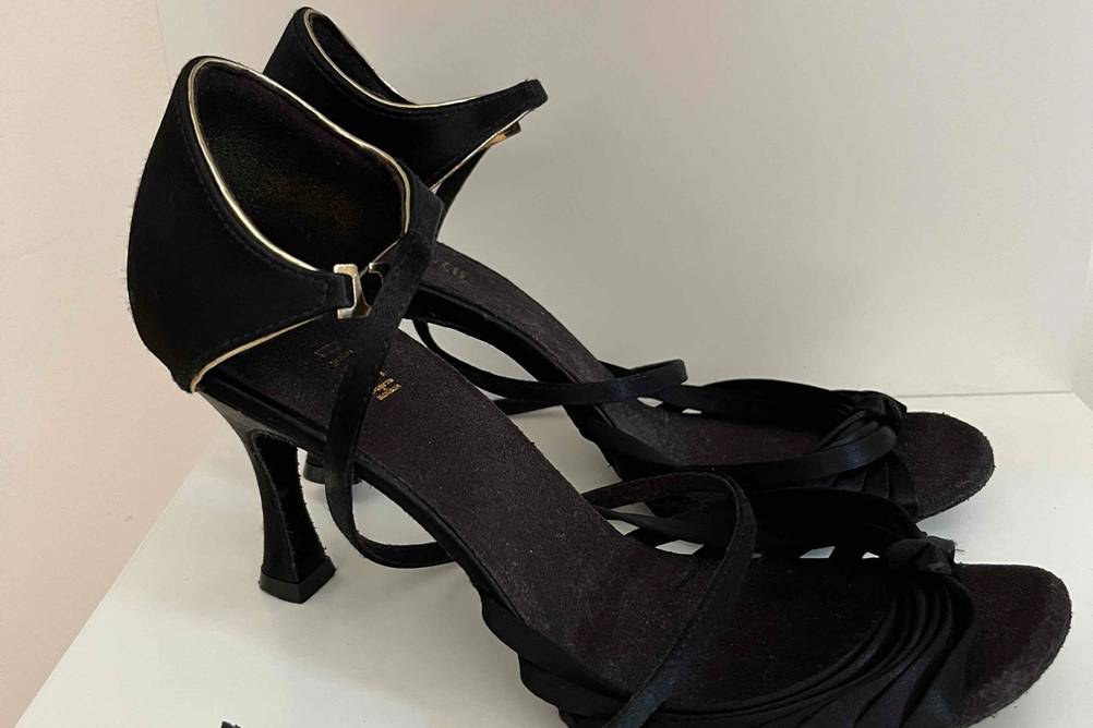 Tanzschuhe im Test: Tanzschuhe vor hellem Hintergrund.