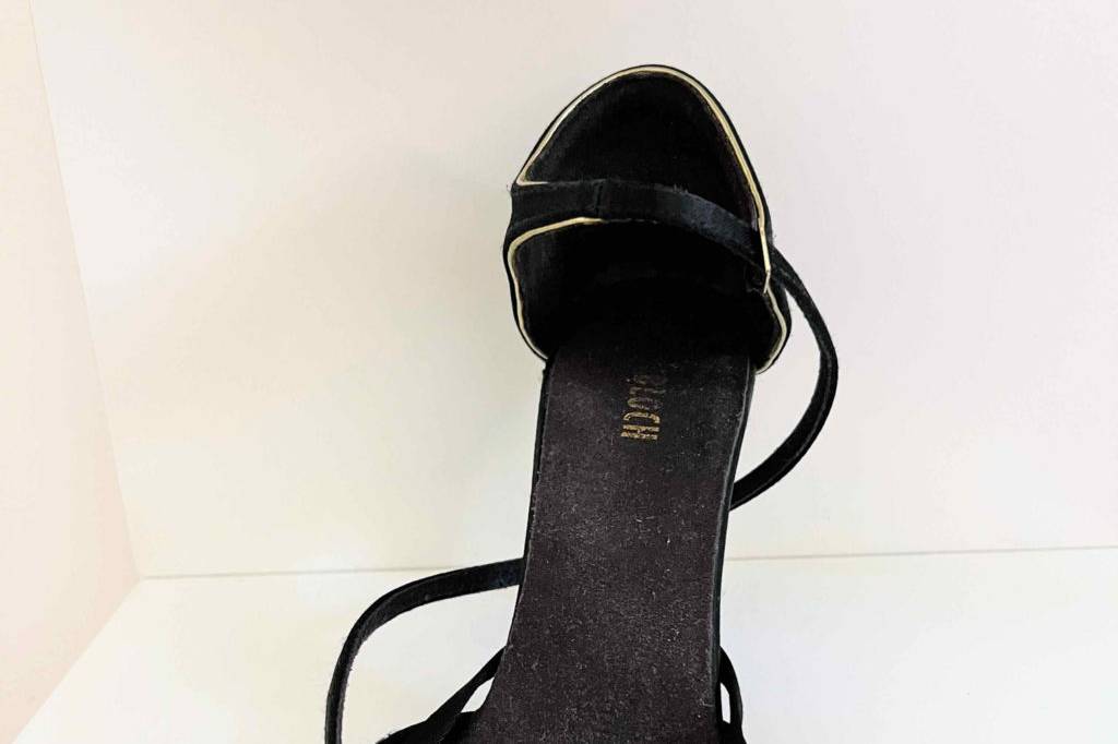 Tanzschuhe getestet: Einzelner Tanzschuh vor hellem Hintergrund.