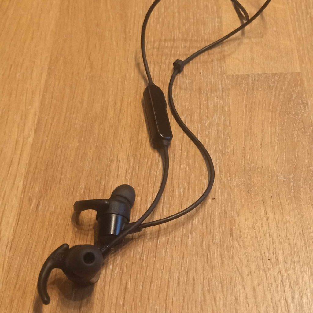 TaoTronics Bluetooth Kopfhörer liegen auf einem Tisch.