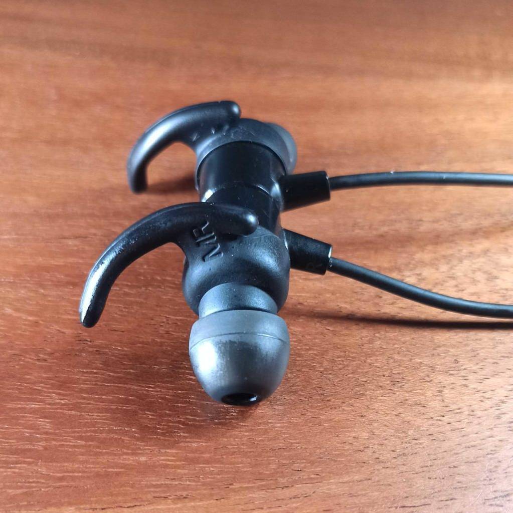 TaoTronics Bluetooth Kopfhörer liegen auf einem Tisch.