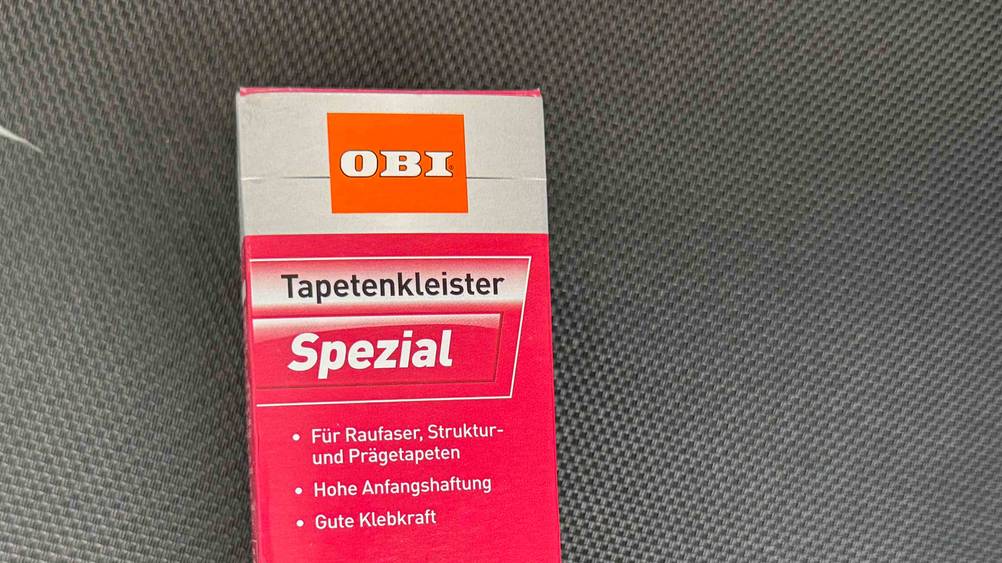 Tapetenkleister im Test: Nahaufnahme der Verpackung mit Logo und Artikelbezeichnung.