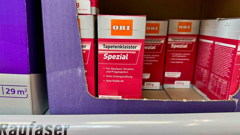 Getestet: Mehrere Packungen des getesteten Tapetenkleisters in einem Verkaufsregal.