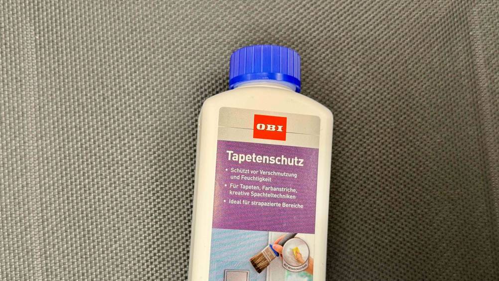 Tapetenschutz im Test: Nahaufnahme des Labels auf der Flasche mit Logo.