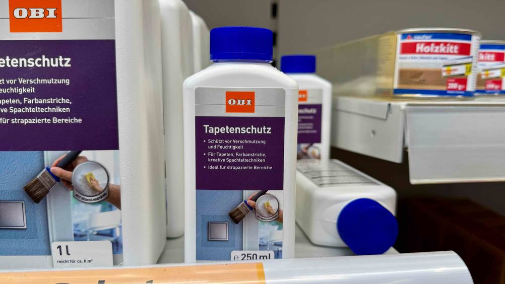 Mehrere Flaschen des getesteten Tapetenschutzes in einem Verkaufsregal.
