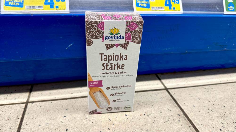 Vor einem Verkaufsregal am Boden steht eine Packung der getesteten Tapiokastärke.