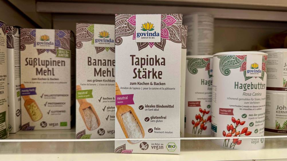 In einem Verkaufsregal stehen mehrere Packungen der Tapiokastärke im Test neben anderen Produkten.