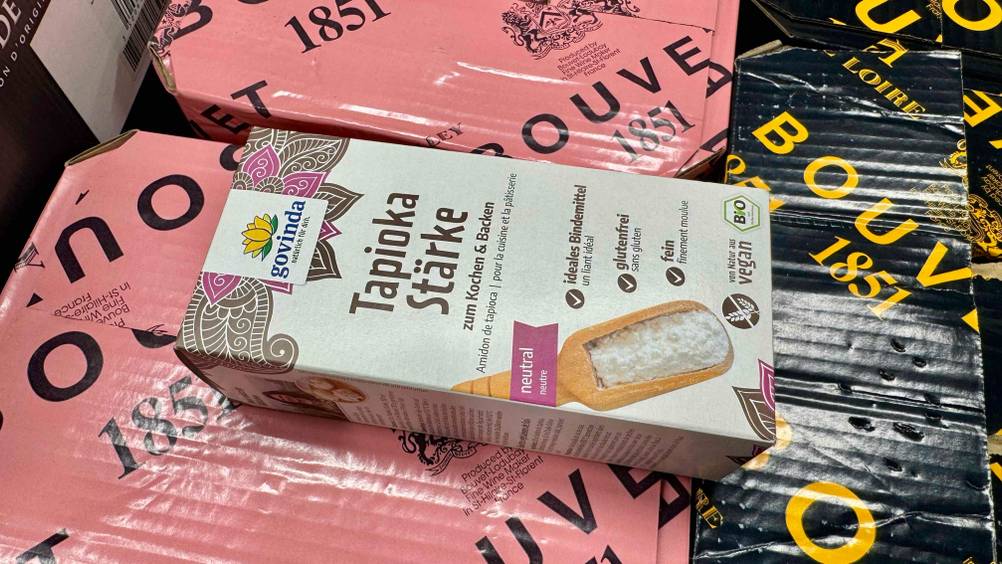 Eine Packung der getesteten Tapiokastärke von der Seite auf Kartons liegend.