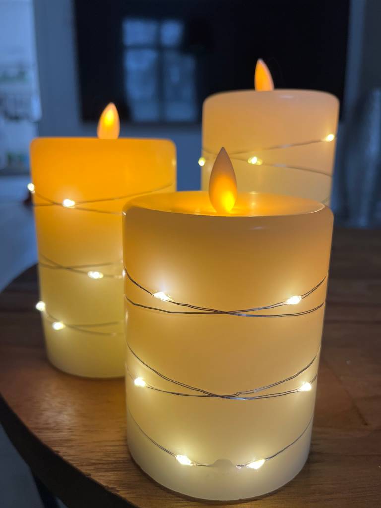 drei leuchtende LED-Kerzen in der Nahaufnahme