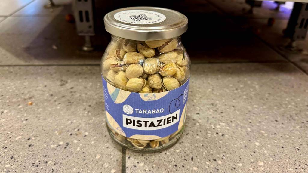 Getestet: Bio-Pistazien im Glas stehen auf einem Fliesenbelag.